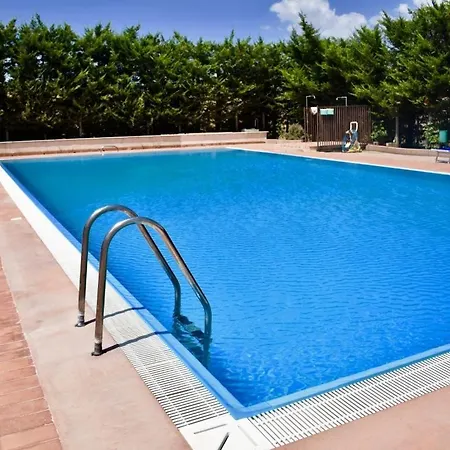 Sleeps 4 With Pool Appartamento
