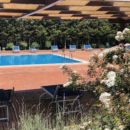 Sleeps 4 With Pool Appartamento